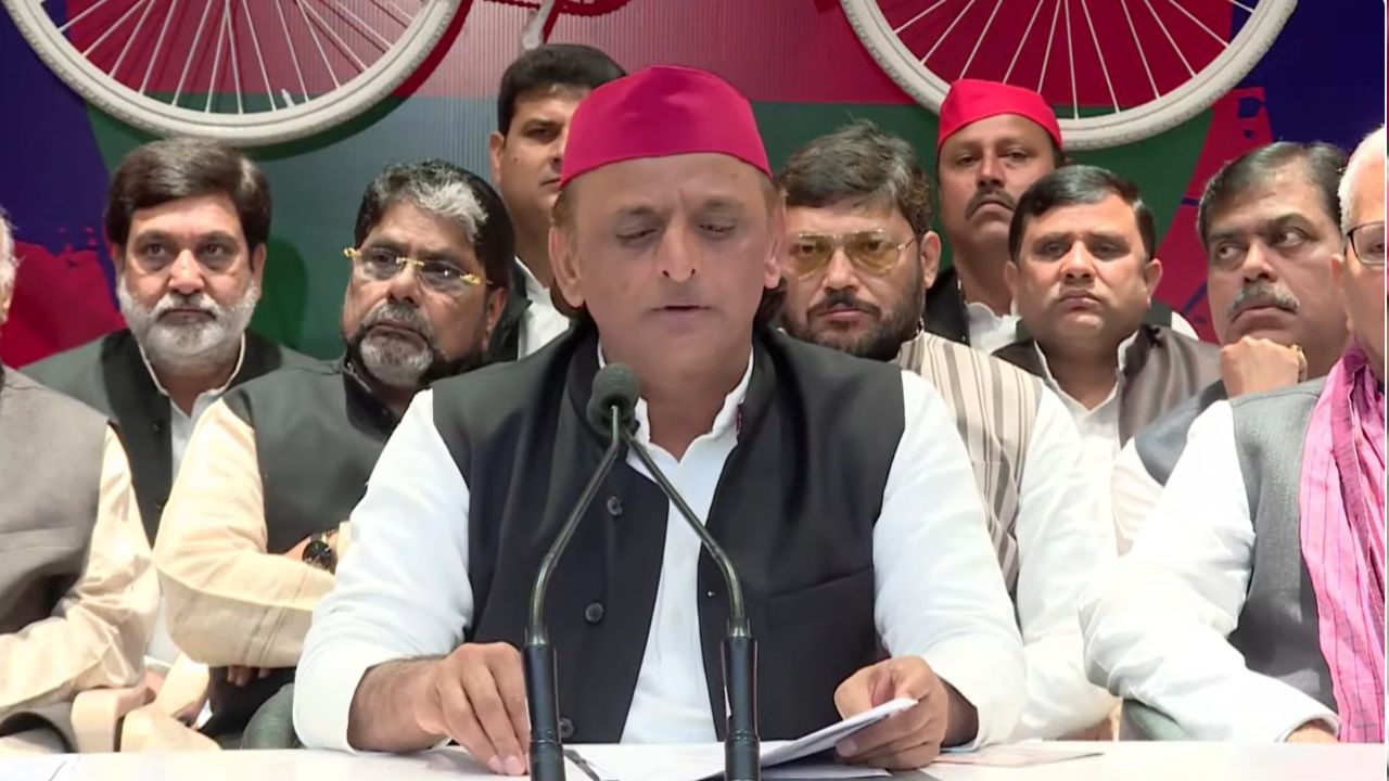 बिहार चुनाव के परिणाम से पहले लखनऊ में सपा प्रमुख अखिलेश यादव की पीसी, जानिए क्या कहा?