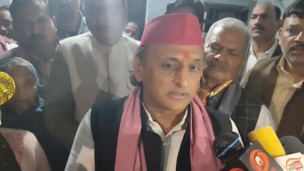 सपा प्रमुख अखिलेश यादव पहुंचे मृतक लेखपाल सुघीर कुमार के घर, पीड़ित परिवार को दो लाख आर्थिक सहायता की मदद