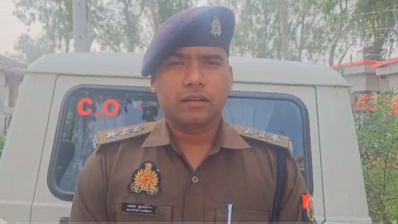 Murder News: अलीगढ़ में भाई बना हैवान, छोटे भाई की फावड़े से काटकर की हत्या