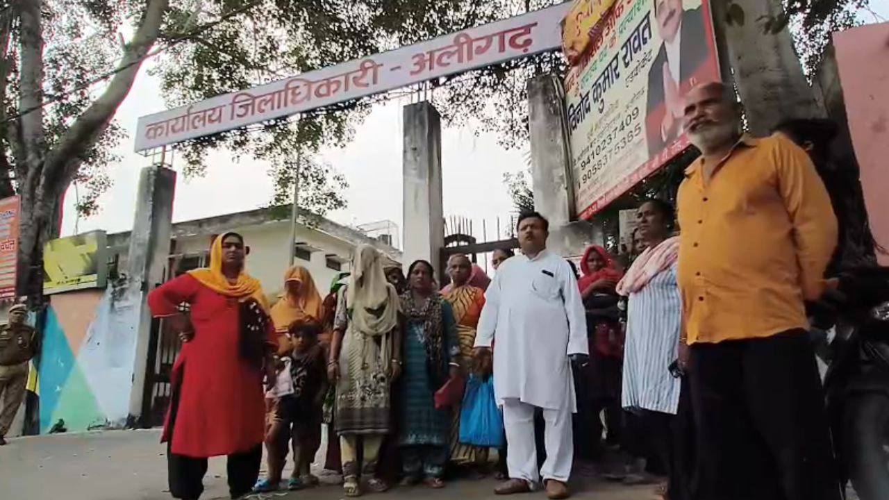 अलीगढ़ में ADA का बड़ा कदम: फ्लैट खाली करने के दिए निर्देश, जानें क्यों लिया ये फैसला अलीगढ़ में ADA का बड़ा कदम: फ्लैट खाली करने के दिए निर्देश, जानें क्यों लिया ये फैसला