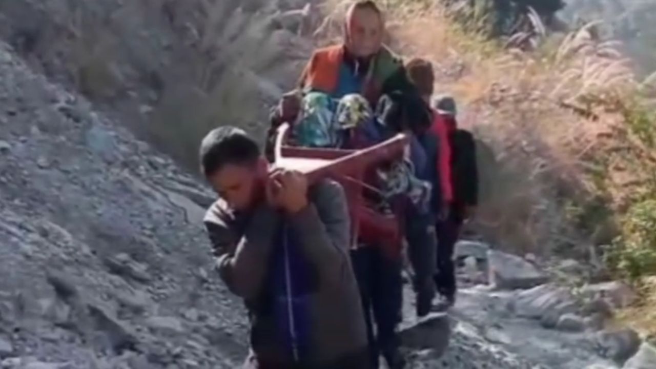 Almora: जर्जर सड़क बनी मुसीबत, महिला को डोली से ले जाना पड़ा अस्पताल, ग्रामीणों में भारी आक्रोश