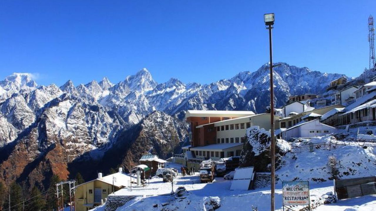 अगर आप ट्रेकिंग पसंद करते हैं तो उत्तराखंड के औली और मसूरी जैसे स्थान सर्दियों में शानदार विकल्प होते हैं। साफ हवा और शांत वातावरण आपका मन खुश कर देते हैं। (Img- Google) अगर आप ट्रेकिंग पसंद करते हैं तो उत्तराखंड के औली और मसूरी जैसे स्थान सर्दियों में शानदार विकल्प होते हैं। साफ हवा और शांत वातावरण आपका मन खुश कर देते हैं। (Img- Google)