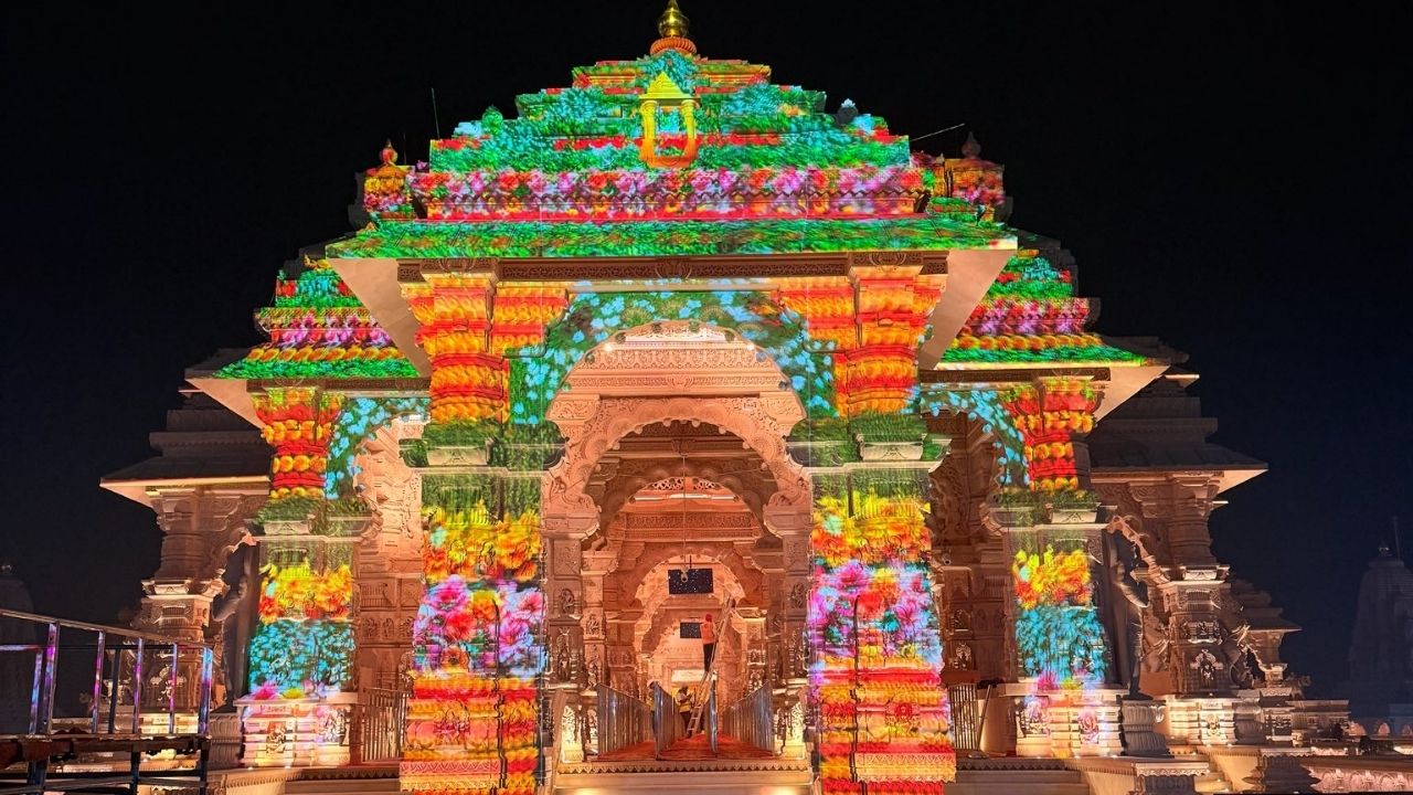 राम मंदिर को मंगलवार के ध्वजारोहण समारोह के लिए कल, सोमवार रात को ही सजा दिया गया था। यह तस्वीर बता रही है कि इस साज-सज्जा में कितनी शिद्दत लगी होगी। (Img- X/@ShriRamTeerth)