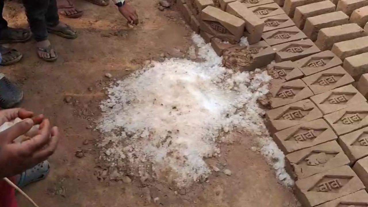 UP Big News: बदायूं में अजीबोगरीब घटना, आसमान से गिरी बर्फ की सिली, बाल-बाल बचे लोग