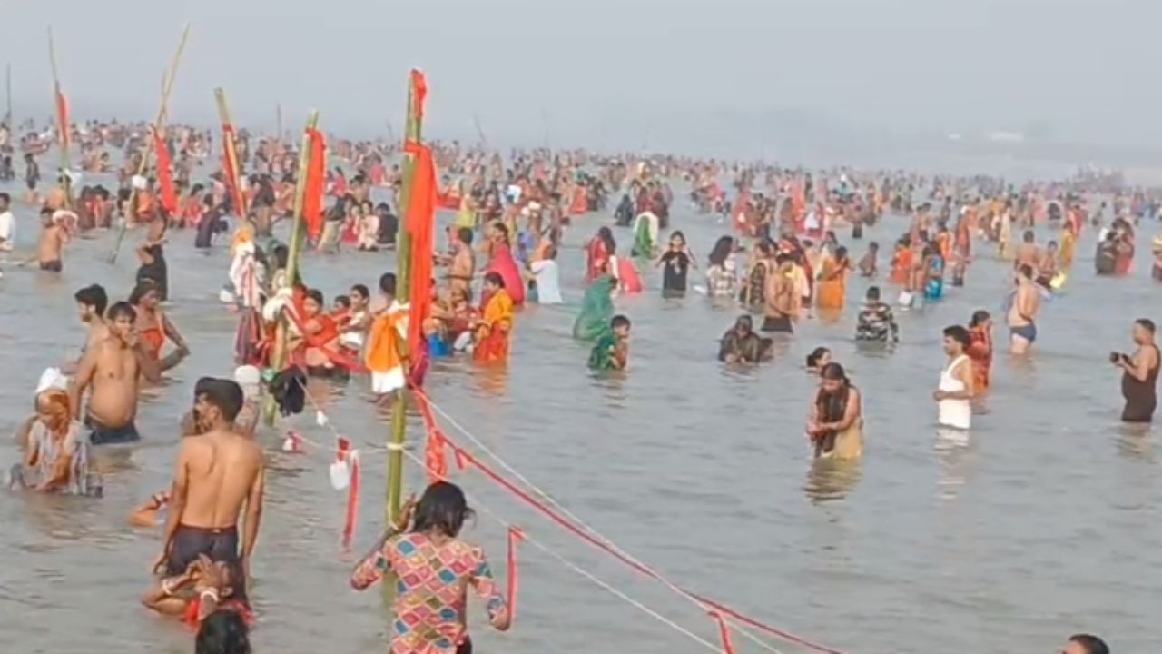 Ballia News: शिवरामपुर घाट पर भव्य आरती, कार्तिक पूर्णिमा स्नान में श्रद्धालुओं का उमड़ा सैलाब