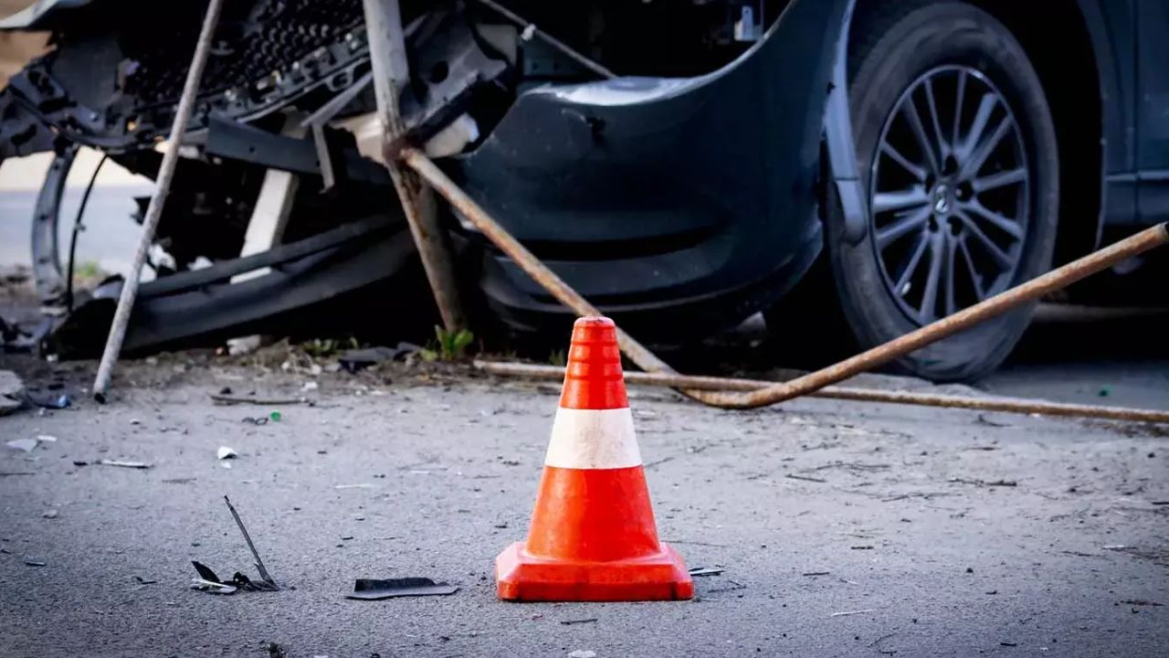 बाराबंकी में दिल दहला देने वाला हादसा- ट्रक से भिड़ी आर्टिका, छह की मौके पर मौत, मचा कोहराम