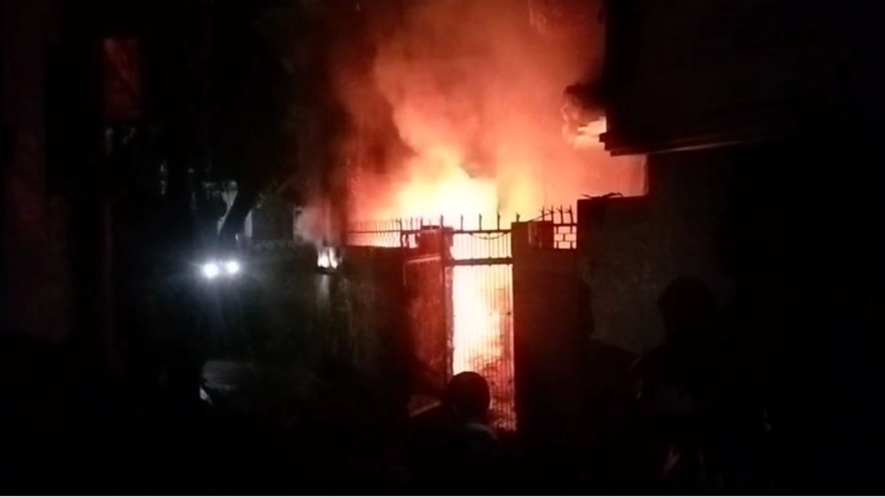 Gorakhpur Fire: आग की लपेट में अचानक आया घर, मचा हड़कंप; जानें पूरा मामला