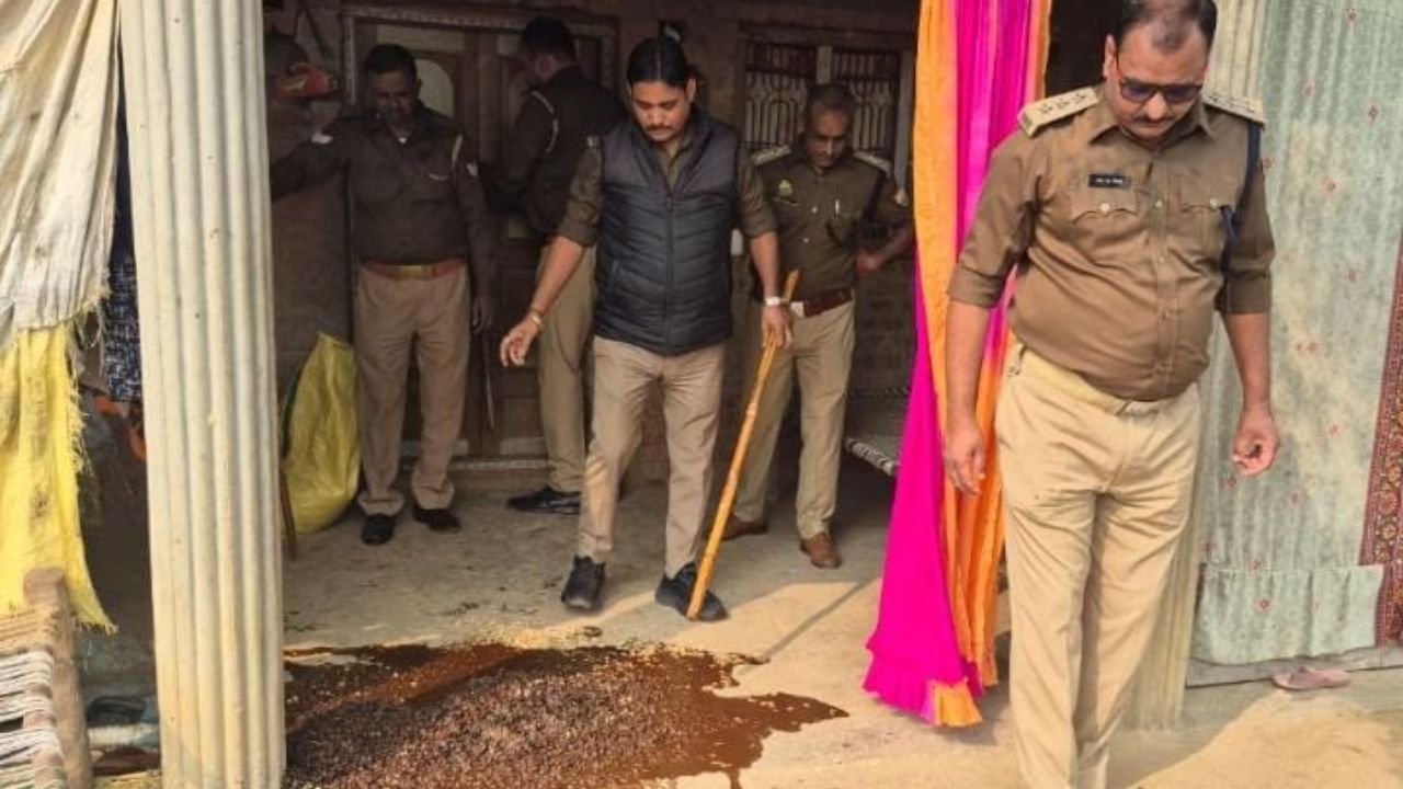 Barabanki News: आबकारी और पुलिस विभाग 16 स्थानों पर छापेमारी, ये हुआ बरामद