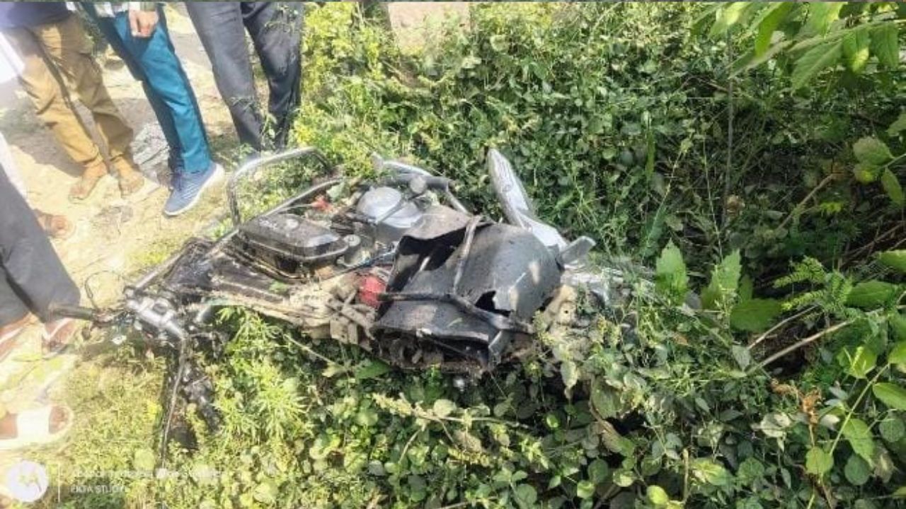 Barabanki News: तेज रफ्तार ट्रेन की चपेट में आई बाइक, ऐसे टला बड़ा रेल हादसा