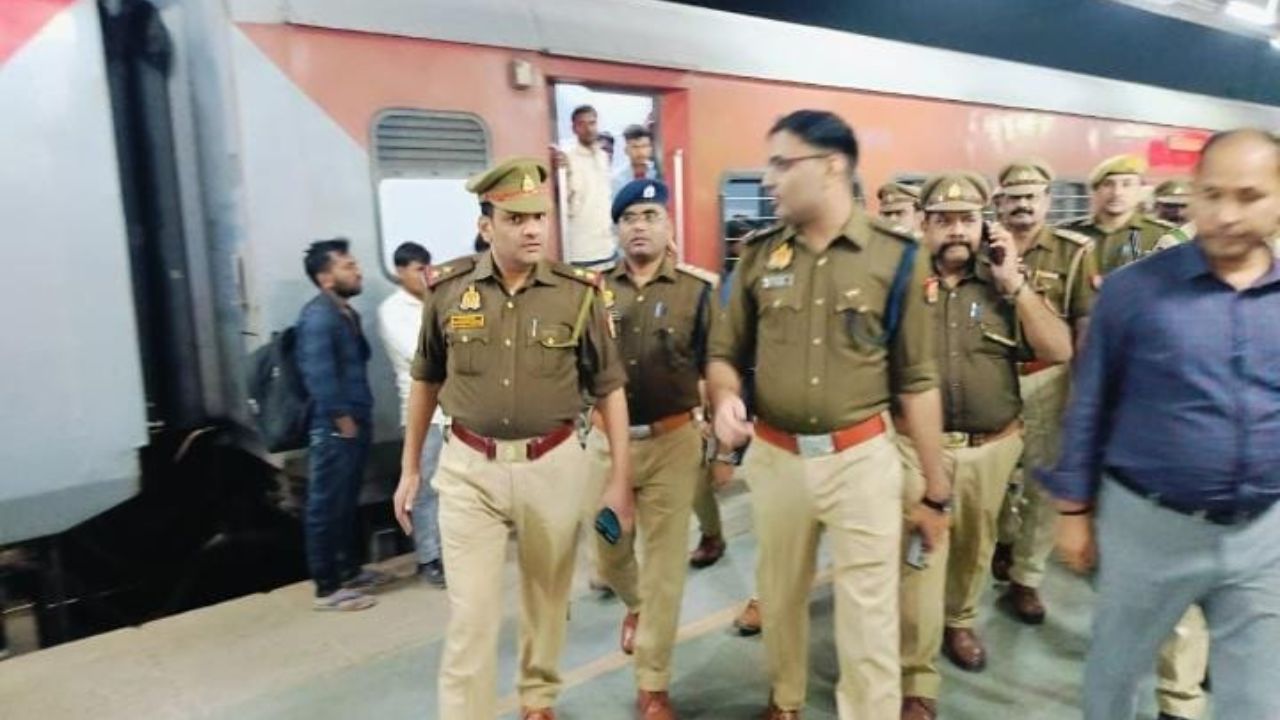 Barabanki: लाल किला ब्लास्ट के बाद जिले में हाई अलर्ट, रेलवे स्टेशन पर गहन चेकिंग