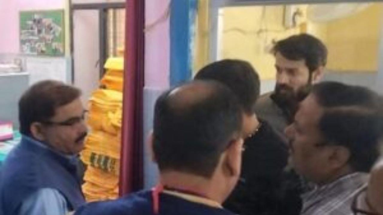 Barabanki: सीएमओ का औचक निरीक्षण, बाहर की दवा लिखने पर डॉक्टरों को दी कड़ी हिदायत