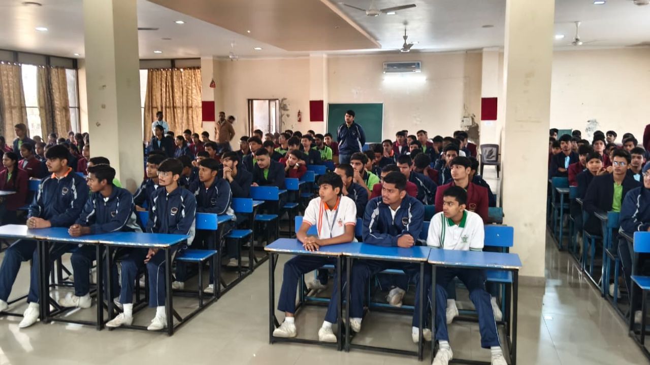 जैन ने बताया कि आमजन को केवल एक सरल आवेदन पत्र भरकर अपनी समस्या दर्ज करानी होती है। इसके बाद स्थाई लोक अदालत न्यायिक निर्णय के माध्यम से समस्या का समाधान सुनिश्चित करती है। उन्होंने नागरिकों से अपील की कि वे स्वयं जागरूक बनें और अपने मोहल्ले और शहर में भी जागरूकता फैलाएं।