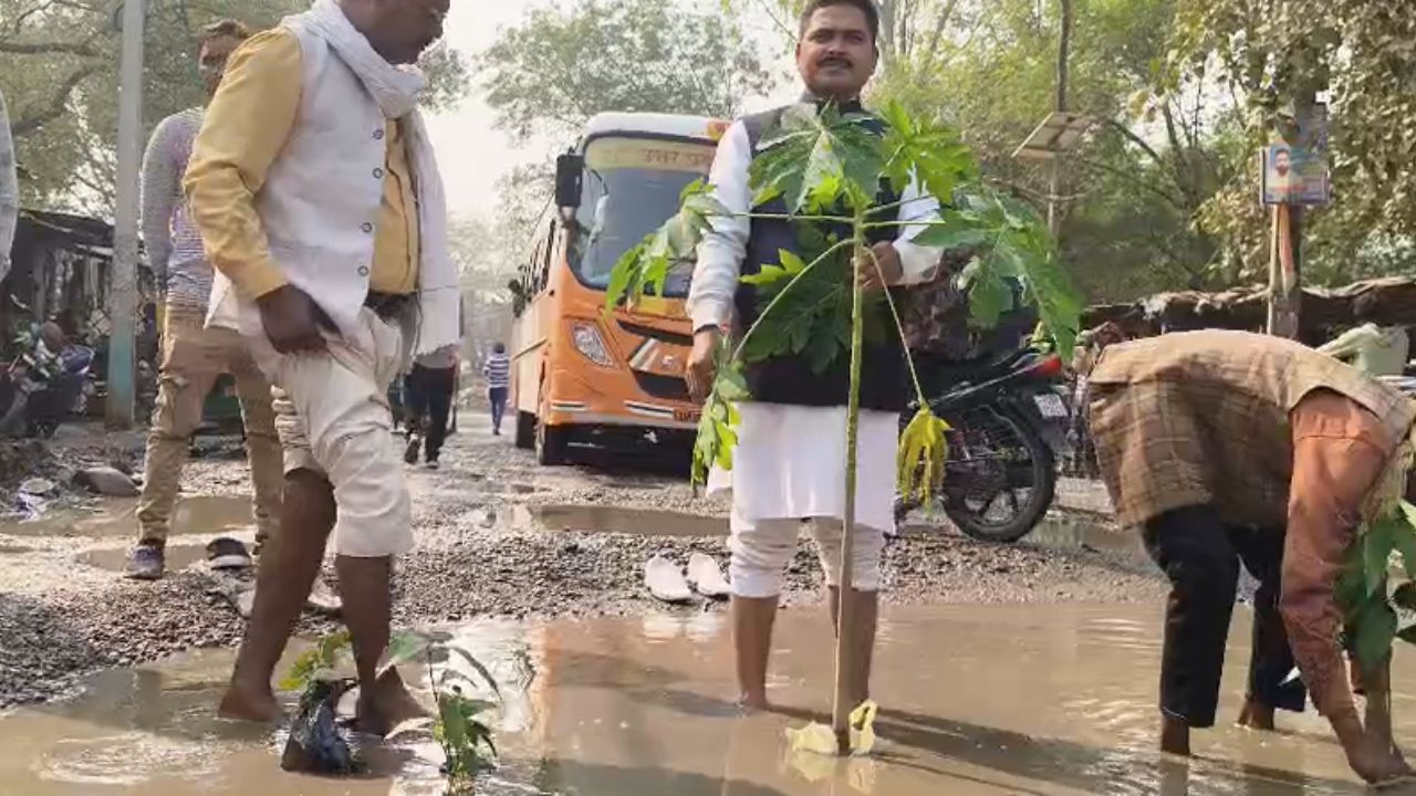 UP के बांदा जिले में गड्ढ़ा मुक्त योजना फेल, उड़ाई गई नियमों की धज्जियां