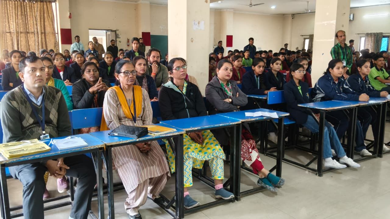 कार्यक्रम की शुरुआत सरस्वती मां के चित्र पर दीप प्रज्वलन के साथ हुई। इस अवसर पर सचिव जिला विधिक सेवा प्राधिकरण विशाल भार्गव, मजिस्ट्रेट नागेंद्र, महेश सेवा समिति के सचिव एडवोकेट राजेंद्र कचोलिया, जिला अभिभाषक संस्था के अध्यक्ष एडवोकेट राजेश शर्मा, महेश पब्लिक स्कूल प्रभारी केदार जागेटिया और प्रिंसिपल अरविंदर कौर सहित अन्य गणमान्य नागरिक, स्कूल स्टाफ और छात्र उपस्थित रहे।