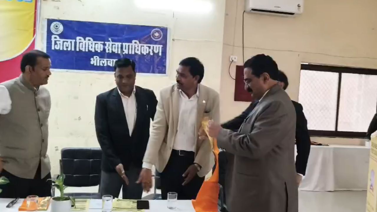 कार्यक्रम में एडवोकेट राजेंद्र कचोलिया ने स्वागत उद्बोधन दिया, जबकि जिला अभिभाषक संस्था के अध्यक्ष राजेश शर्मा ने आमजन को जन-उपयोगी सेवाओं में सक्रिय भागीदारी के लिए प्रेरित किया और हर संभव सहयोग का आश्वासन दिया। कार्यक्रम का संचालन एडवोकेट अशोक जैन द्वारा किया गया। यह कार्यक्रम स्थाई लोक अदालतों की उपयोगिता को आम जनता तक पहुँचाने और नागरिकों को अपने अधिकारों के प्रति जागरूक करने का एक महत्वपूर्ण प्रयास साबित हुआ।