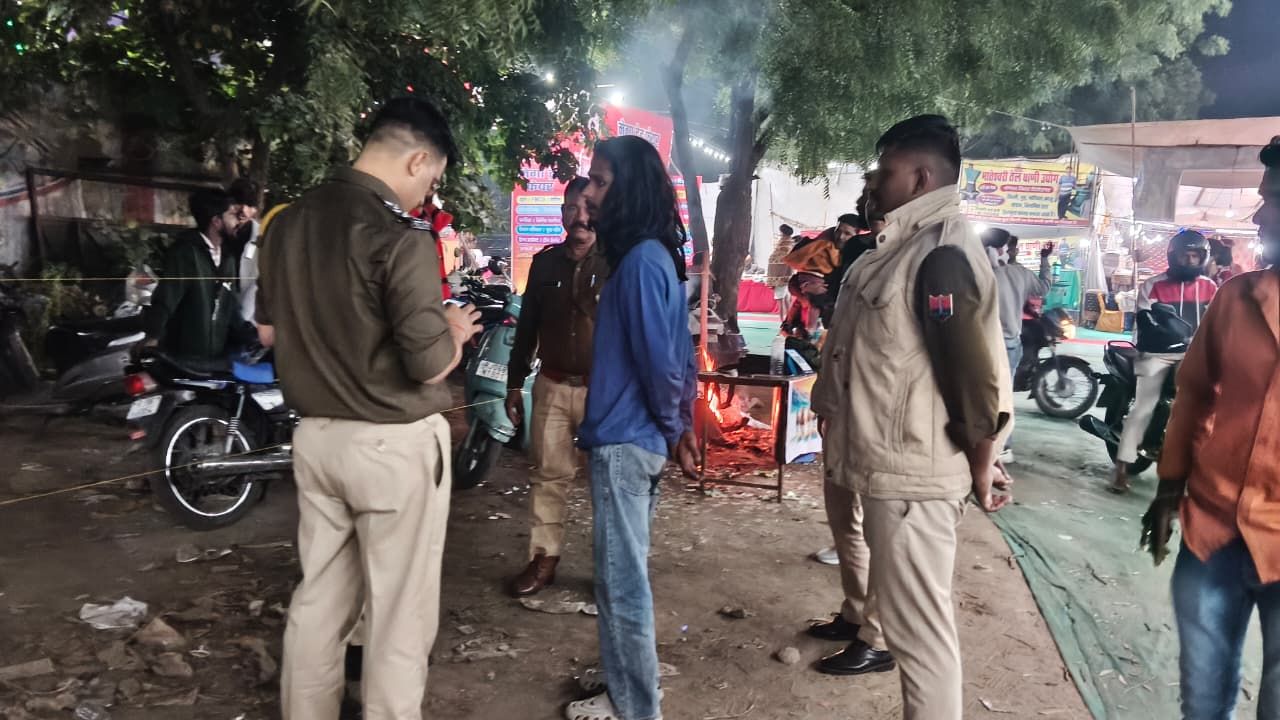 Bhilwara News: ग्राउंड में लगे मेले में खुले में शराब पीते युवक को दबोचा, आमजन ने की सराहना