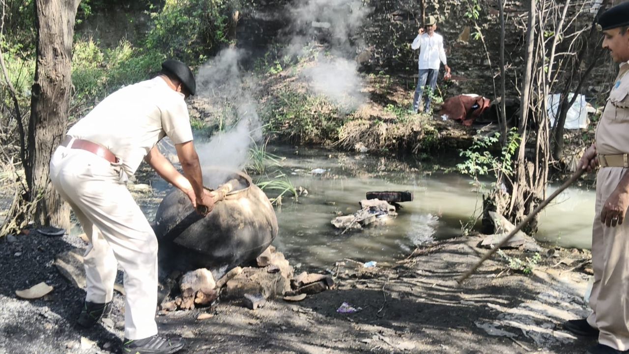 भीलवाड़ा में शराब माफिया के हौसले बुलंद; दो दिन पहले तोड़ी थीं भट्टियां, फिर पकड़ी गई जलती भट्टी