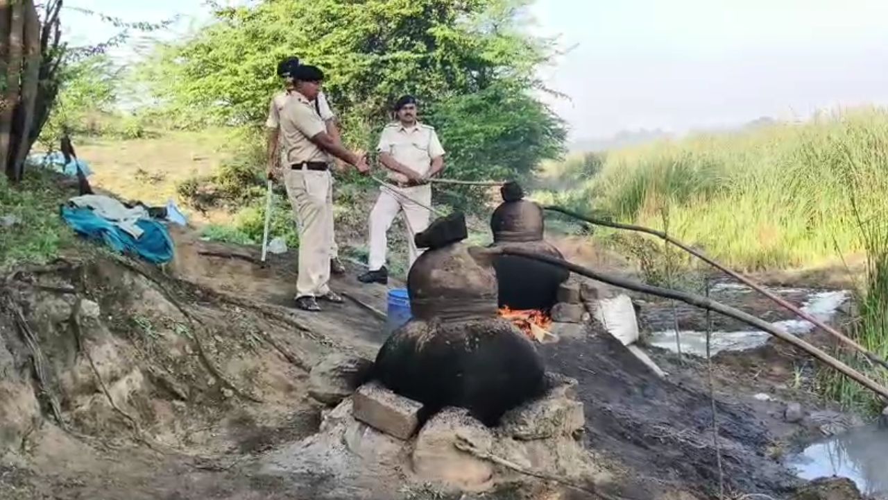 कोठारी नदी पर आबकारी की बड़ी कार्रवाई: अवैध हथकड़ शराब के अड्डे का पर्दाफाश, इलाके में मचा हड़कंप