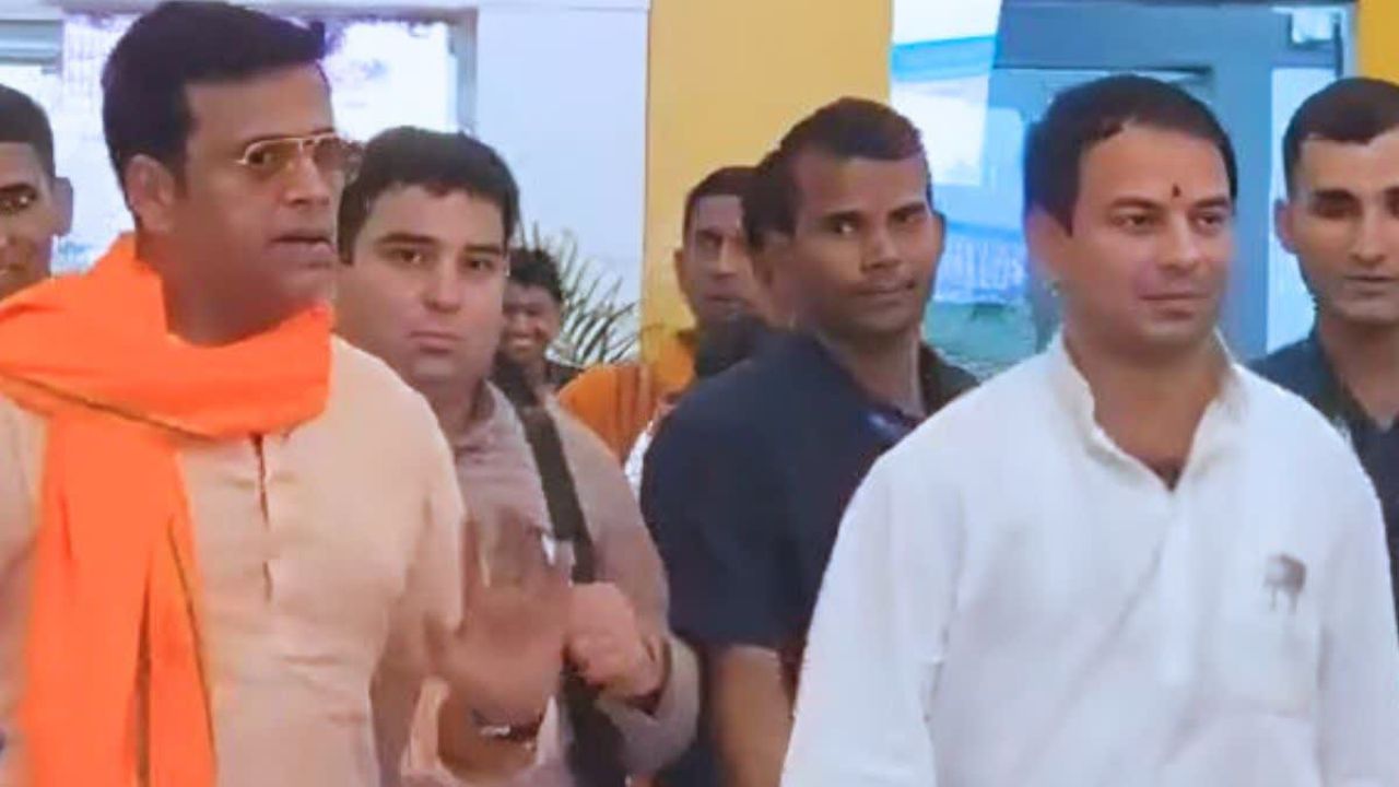 Bihar Polls: बिहार चुनाव के बीच पटना एयरपोर्ट पर रवि किशन के साथ दिखे तेज प्रताप, क्या किसी नए समीकरण की शुरुआत?