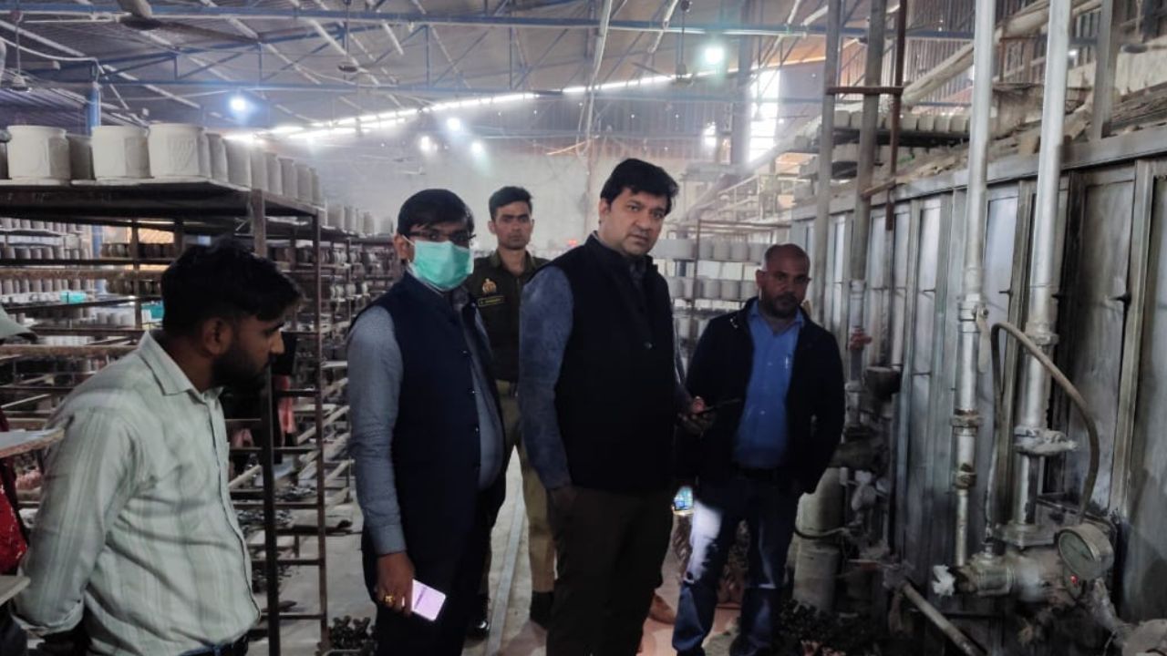 खुर्जा पॉटरी की छिपी सच्चाई: काले तेल से बन रहे जहरीले बर्तन, प्रशासन ने किया खुलासा