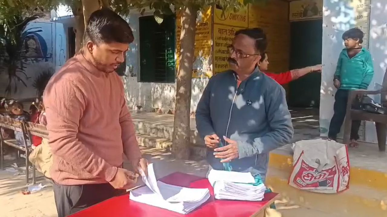 बुलंदशहर में SIR फॉर्म अभियान शुरू, एसडीएम ने मतदाताओं को समझाई पूरी प्रक्रियां