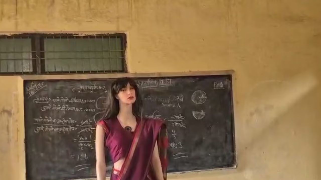 AI News: बुलंदशहर में 17 वर्षीय छात्र का कमाल, बनाया AI रोबोट टीचर