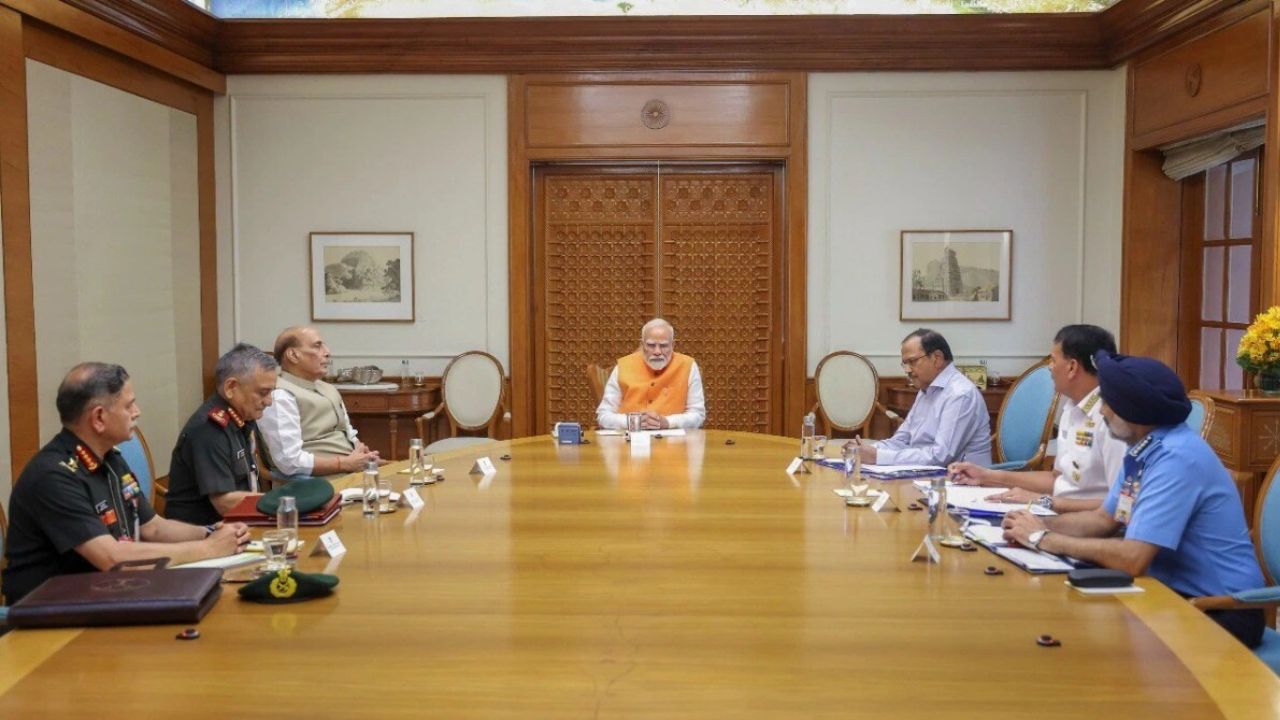 लाल किले के पास धमाके ने बढ़ाई देश की चिंता, CCS की आपात बैठक आज, क्या लौट सकता है ऑपरेशन सिंदूर-2?