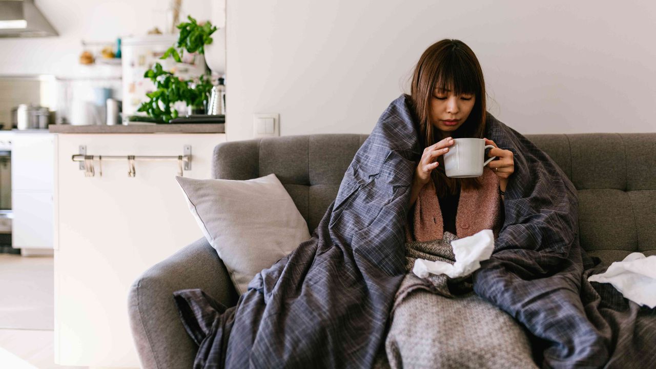 सर्दियों में दूसरों से ज्यादा ठंड लगना? वजह सिर्फ मौसम नहीं, ये दो पोषक तत्व हैं जिम्मेदार