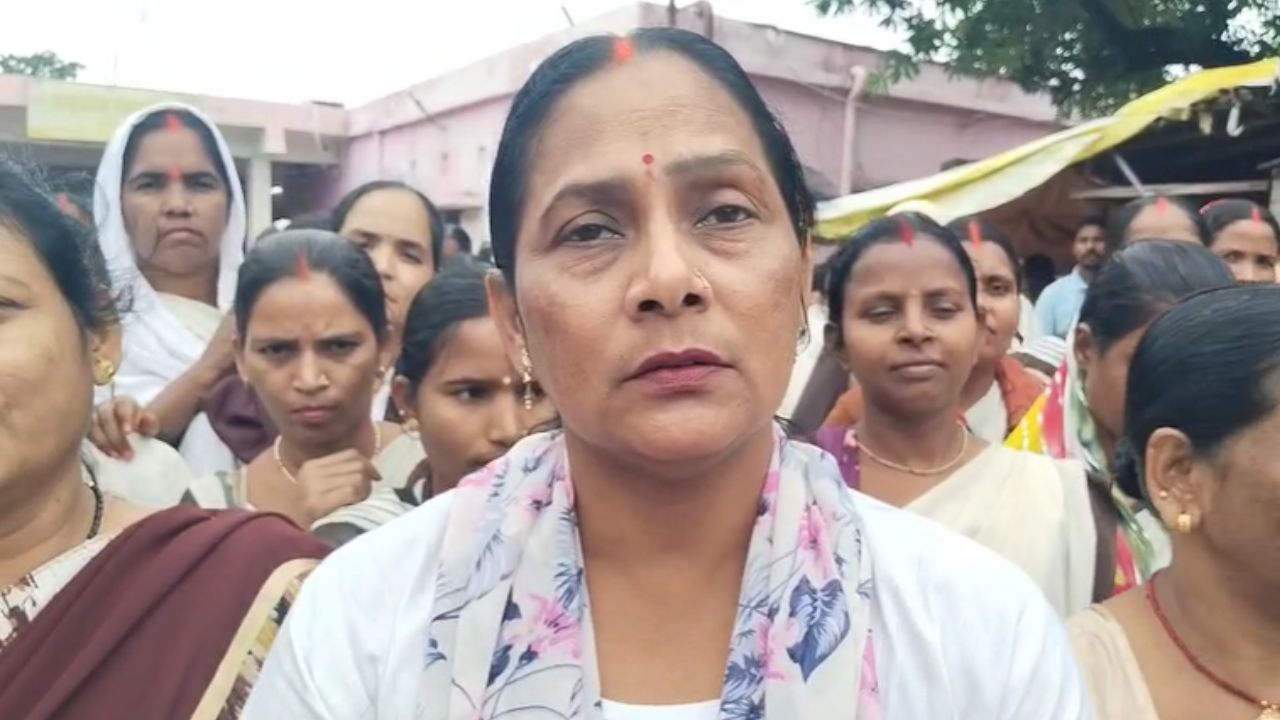 Sonbhadra News: आशा संगिनियों ने लंबित भुगतान और प्रोत्साहन राशि को लेकर CHC में किया प्रदर्शन