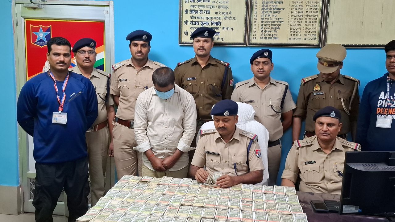 Chandauli: DDU जंक्शन पर चेकिंग के दौरान 60 लाख का कैश बरामद, आरोपी गिरफ्तार