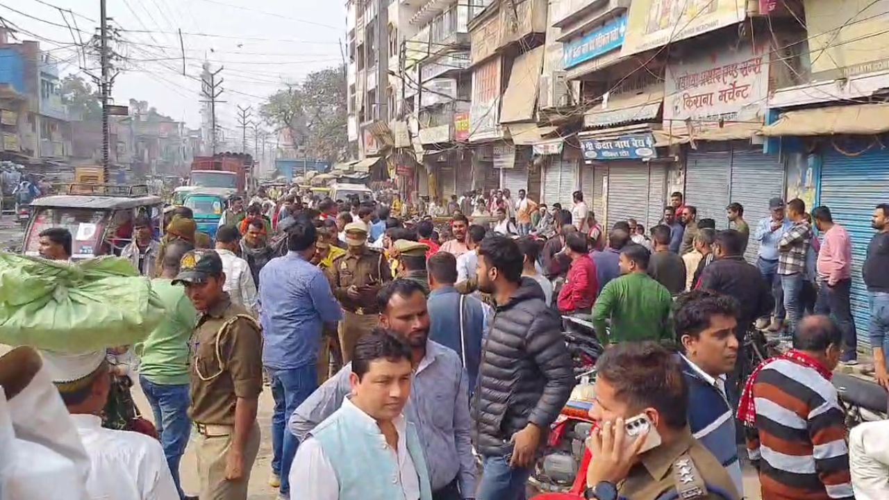 Chandauli News: दवा व्यवसाई रोहितास पाल हत्याकांड; व्यापारियों का हल्लाबोल, प्रशासन को दिया अल्टीमेटम