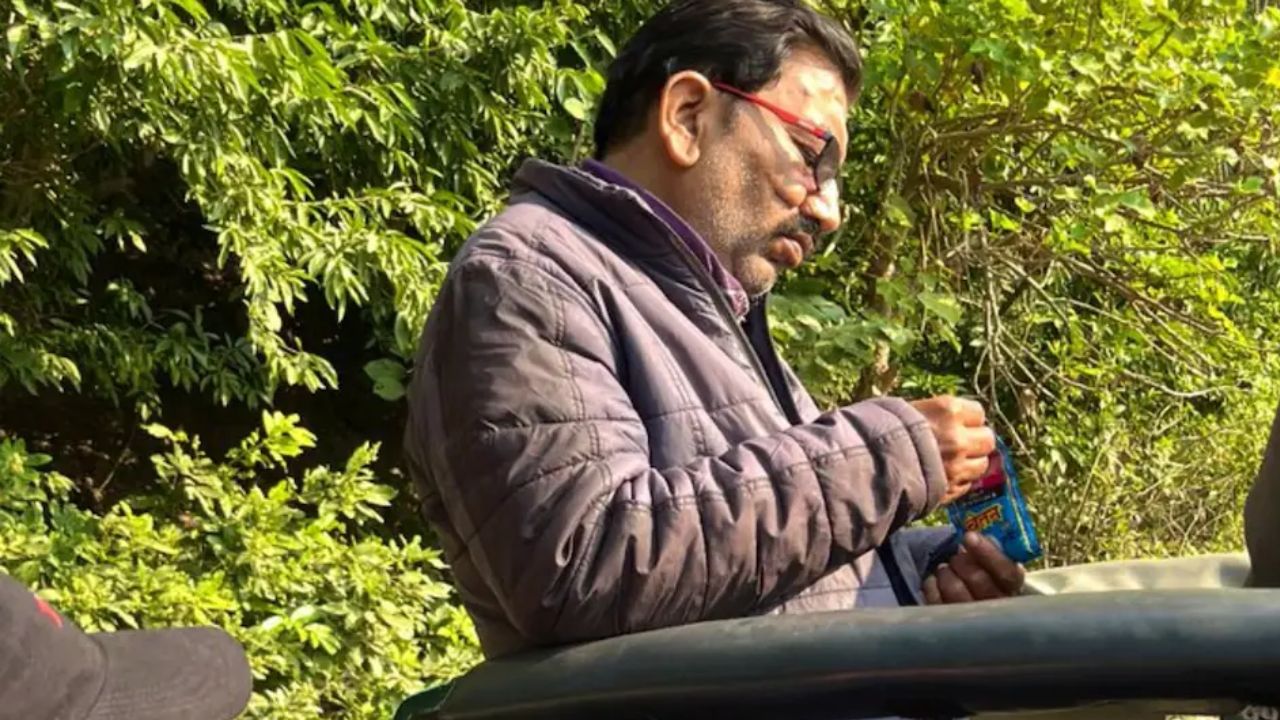 जिम कॉर्बेट में गाइड ने विदेशी पर्यटकों को दिया तंबाकू, सोशल मीडिया पर मचा बवाल; पार्क प्रशासन अलर्ट