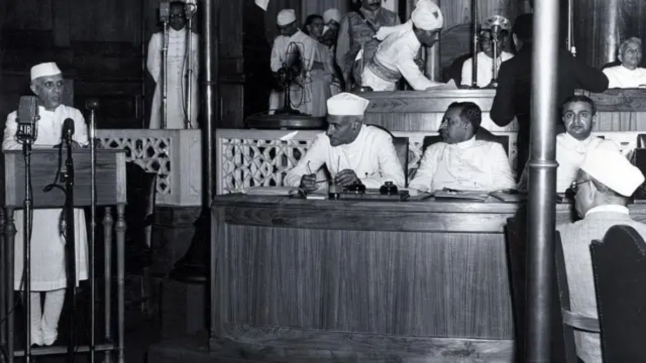 संविधान का मसौदा करीब तीन साल तक चली बहसों और चर्चाओं के बाद तैयार हुआ। इन बहसों को सुनने के लिए लगभग 53,000 नागरिकों ने उपस्थित होकर प्रक्रिया को ऐतिहासिक बना दिया। (Img-Google)