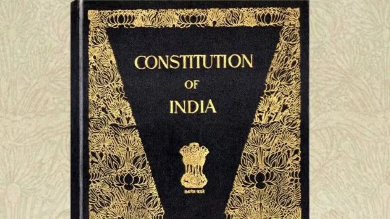 9 भाषाओं में संविधान के अनुवाद संस्करण जारी किए जा रहे हैं, जिससे अधिक से अधिक लोग इसे समझ सकें। यह कदम देश की भाषाई विविधता और समावेशिता का सुंदर उदाहरण है। (Img-Google)