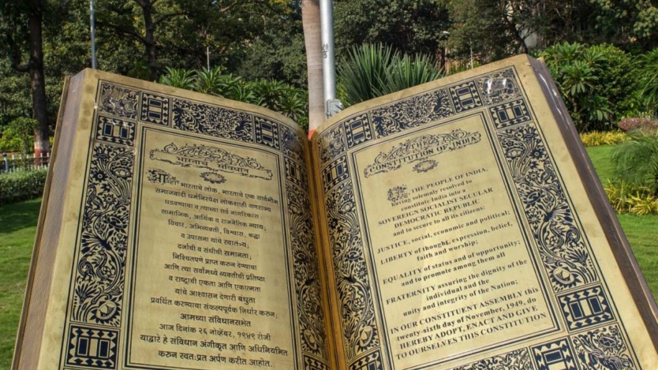 भारत का संविधान दुनिया का सबसे विस्तृत लिखित संविधान माना जाता है। इसके शुरुआती संस्करण में 395 अनुच्छेद, 22 भाग और 8 अनुसूचियां शामिल थीं। (Img-Google)