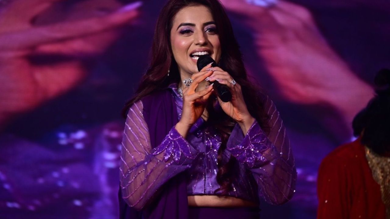 Video: बाराबंकी में महादेवा महोत्सव का रंगीन माहौल, अक्षरा सिंह ने किया मनमोहक प्रदर्शन