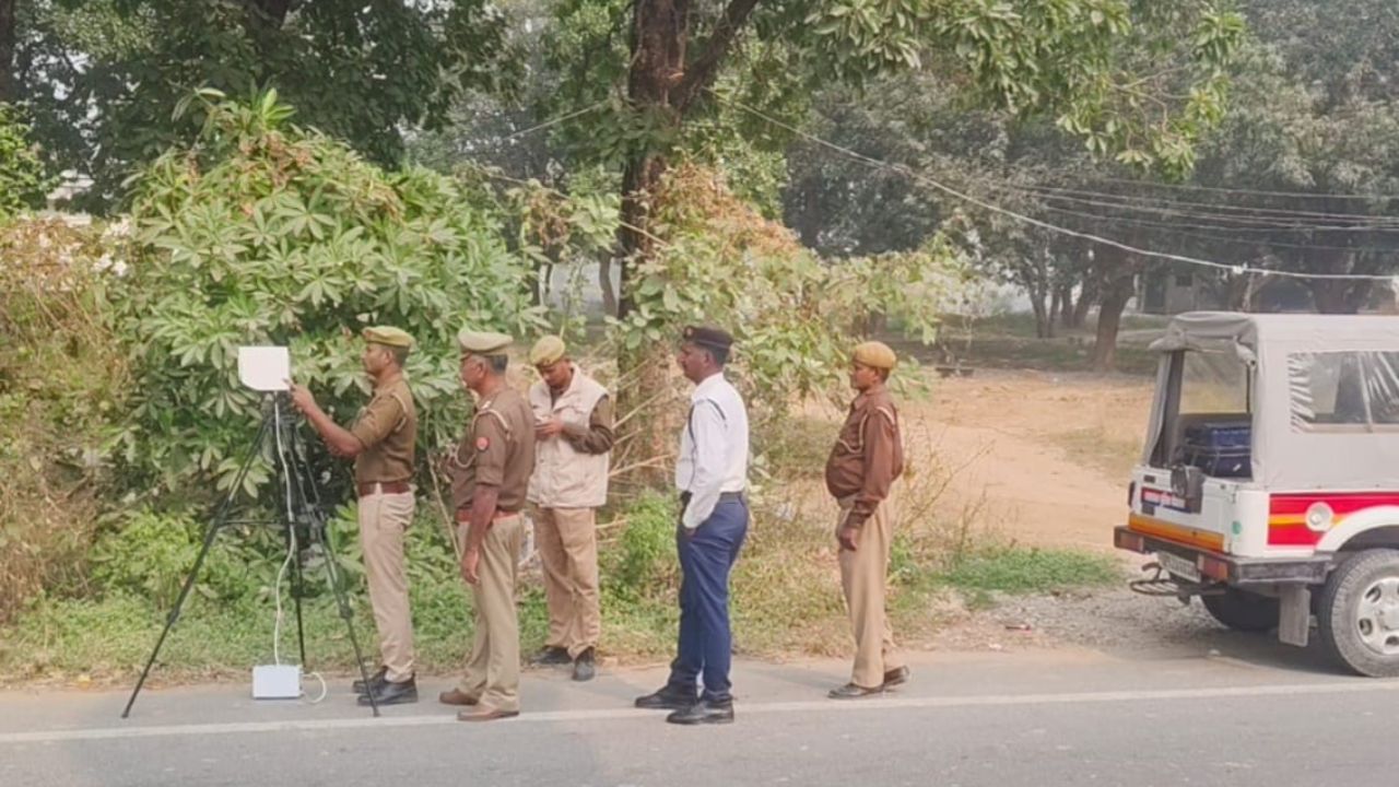 देवरिया ट्रैफिक पुलिस का एक्शन मोड, तेज रफ्तार पर लगाई लगाम; कई वाहनों के काटे चालान