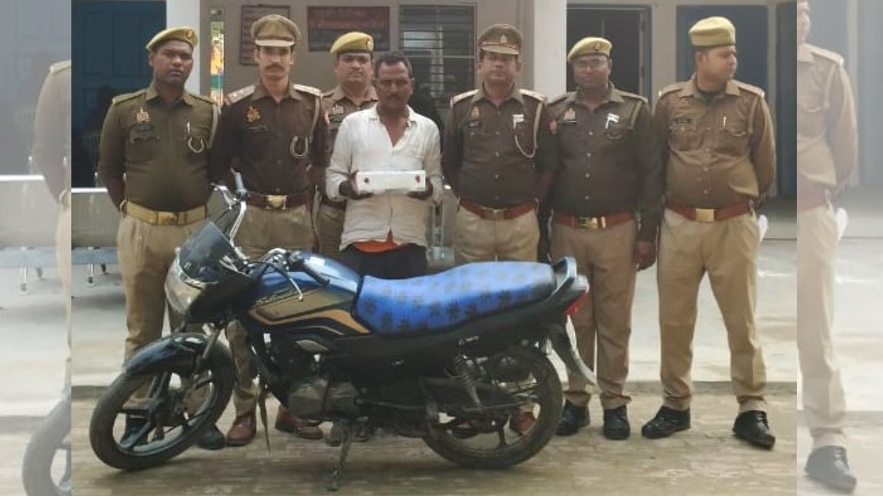 देवरिया में पुलिस की बड़ी कार्रवाई, शातिर पशु तस्कर गिरफ्तार; तमंचा और चोरी की बाइक बरामद