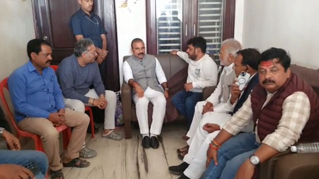 चंदौली में दवा व्यापारी हत्या, सपा नेताओं ने परिजनों से की मुलाकात; एसआईटी जांच की मांग
