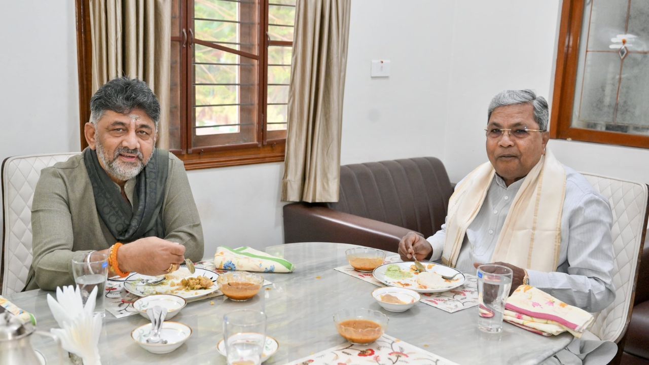Karnataka CM Row: सिद्धारमैया के घर नाश्ते पर मिले शिवकुमार, CM पद पर सियासी खींचतान जारी, क्या अब मिलेगा समाधान?