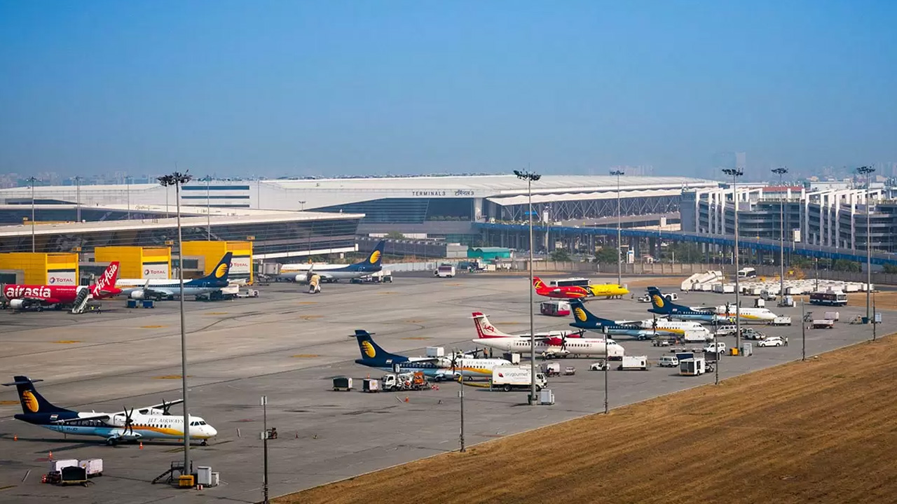 What Caused flight delays: जानिए वो तकनीकी खराबी, जिसने रोकी विमानों की उड़ान; देश भर में 300 फ्लाइट्स क्यों हुई लेट?
