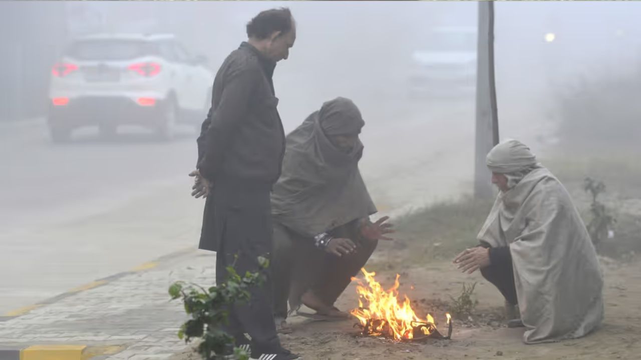 Delhi Cold Wave: बर्फबारी का असर! दिल्ली में 8°C पहुंचा पारा; जानें यूपी, पंजाब, हरियाणा के मौसम का हाल