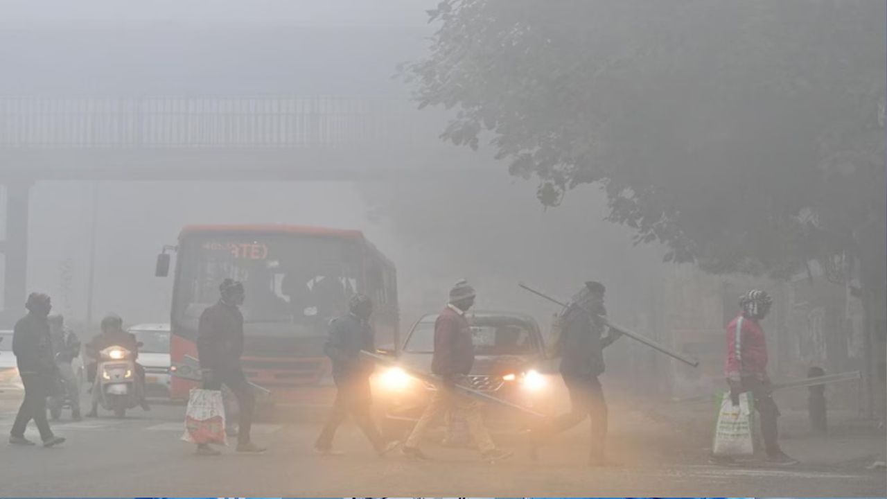 Delhi Weather: दिल्ली में बारिश के आसार; कड़कड़ाती ठंड के लिए हो जाएं तैयार!