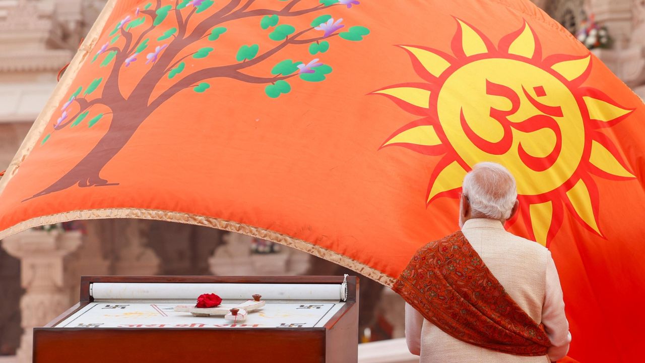 इसके साथ ही ध्वजा पर ‘ॐ’ का चिन्ह और कोविदार वृक्ष की आकृति अंकित है। ये प्रतीक धार्मिक और सांस्कृतिक दृष्टि से गहरा अर्थ रखते हैं। सूर्य और ‘ॐ’ चिन्ह ऊर्जा, शक्ति और आध्यात्मिक प्रकाश का संकेत देते हैं, जबकि कोविदार वृक्ष जीवन और स्थिरता का प्रतीक है। (Img- X/@DDNewslive)