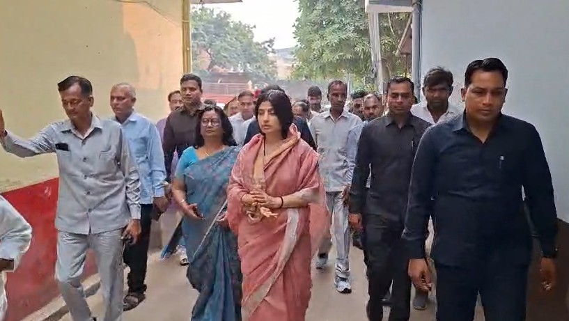 मैनपुरी पहुंची डिंपल यादव: पूर्व आर्मी कैप्टन के घर पहुंची सपा सांसद, परिजनों से की मुलाकात
