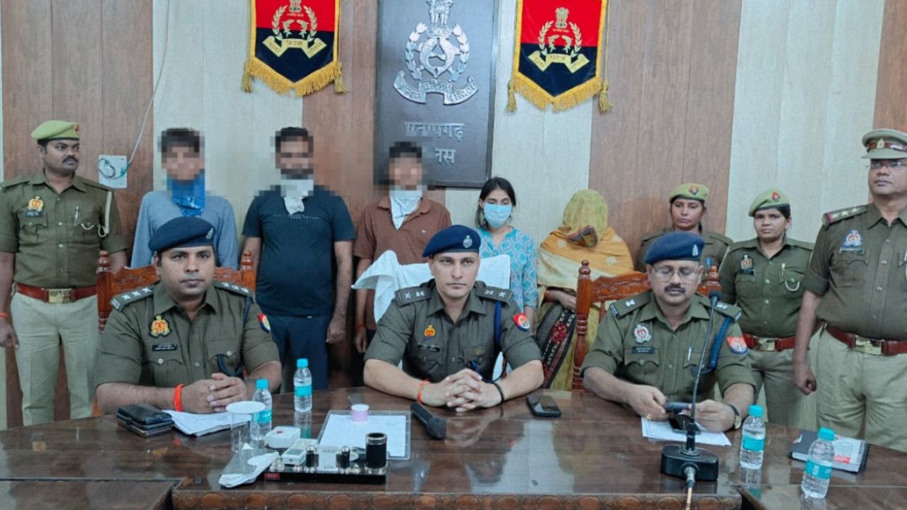 पुलिस की बड़ी कार्रवाई, तस्कर राजेश मिश्रा के घर से बड़ी रकम और दस्तावेज बरामद, जानें कैसे हुआ खुलासा