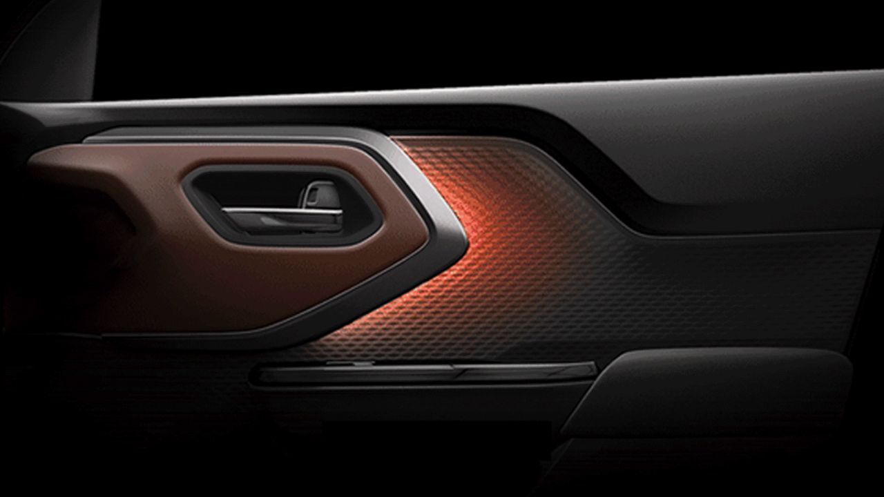 हंसलपुर प्लांट में लोकलाइज़्ड बैटरी इलेक्ट्रोड यूनिट के उद्घाटन के साथ e Vitara के पहले एक्सपोर्ट बैच को हरी झंडी मिली। यह भारत की ग्लोबल EV यात्रा का बड़ा कदम माना जा रहा है।