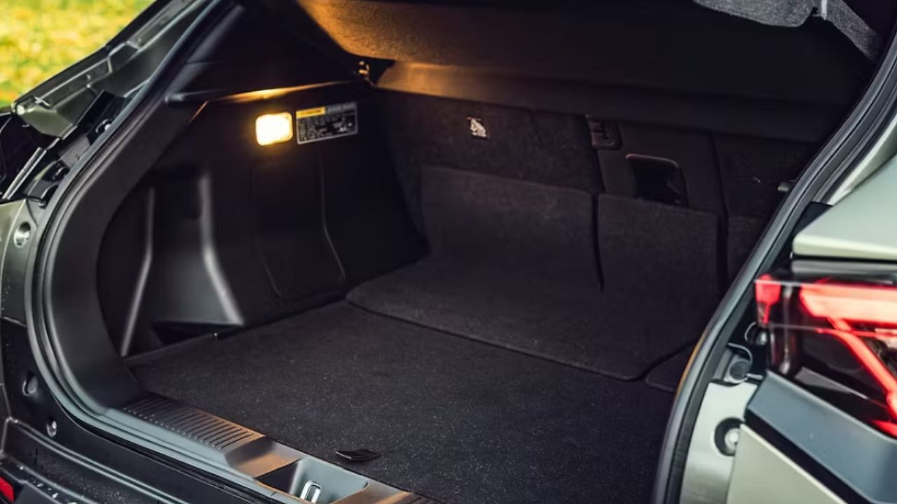 अनुमानित कीमत 20 से 25 लाख रुपये (एक्स-शोरूम) होगी। इस कार का मुकाबला Tata Curvv EV, MG ZS EV, Hyundai Creta Electric, Mahindra BE 6 और VinFast VF6 से होगा।