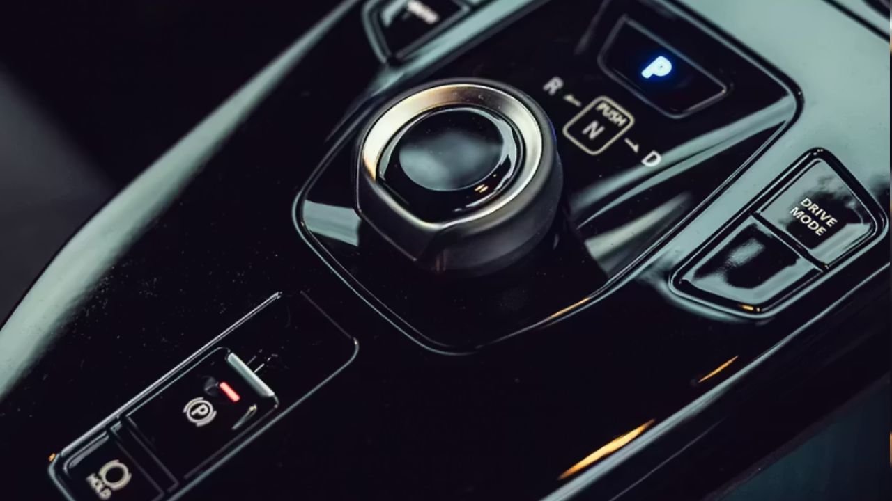 सेफ्टी में 6 एयरबैग, एडवांस्ड स्टेबिलिटी कंट्रोल, रियर कैमरा और ADAS पैकेज सुरक्षा फीचर्स के रूप में मिलेगा