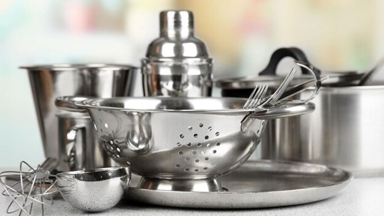 वास्तु शास्त्र में यह भी बताया गया है कि अन्न भंडार के खाली बर्तनों को छोड़ना शुभ नहीं होता। विशेष रूप से कन्नस्तर, ड्रम और डिब्बे में थोड़ी-बहुत मात्रा में अन्न हमेशा रखा जाना चाहिए। घर के बड़े बुजुर्ग अक्सर कहते हैं कि अनाज के बर्तन खाली नहीं रखने चाहिए क्योंकि इससे बरकत चली जाती है। यदि रसोईघर में हमेशा थोड़ी मात्रा में अनाज रखा जाएगा तो घर में समृद्धि बनी रहती है और अन्न की कभी कमी नहीं होती।